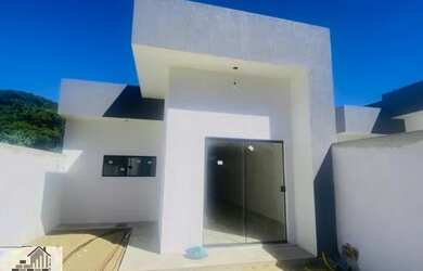 Imagem: A casa possui 3 Dormitórios, 2 Banheiros, 4 Vagas na garagem