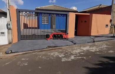 Imagem: A casa possui 2 Dormitórios, 1 Banheiro, 1 Vaga na garagem