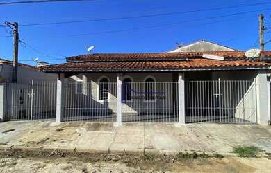 Imagem: A casa possui 2 Dormitórios, 1 Banheiro, 2 Vagas na garagem