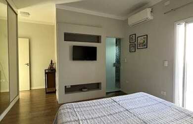 Imagem: A casa possui 3 Dormitórios, 2 Banheiros, 2 Vagas na garagem