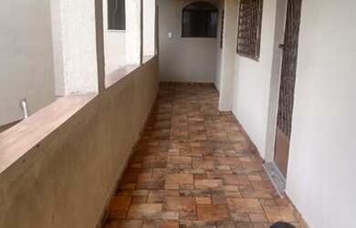 Imagem: A casa possui 2 Dormitórios, 1 Banheiro, 1 Vaga na garagem