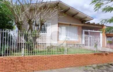 Imagem: A casa possui 2 Dormitórios, 2 Banheiros, 4 Vagas na garagem