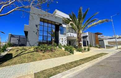 Imagem: A casa em condomínio possui 4 Dormitórios, 5 Banheiros, 3