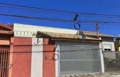 Imagem: A casa possui 2 Dormitórios, 1 Banheiro, 2 Vagas na garagem