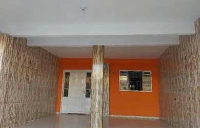 Imagem: A casa possui 4 Dormitórios, 2 Banheiros, 4 Vagas na garagem