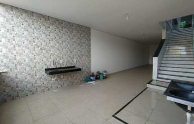 Imagem: A casa possui 4 Dormitórios e 2 Banheiros e está localizado