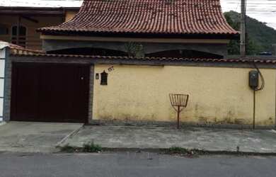 Imagem: A casa possui 3 Dormitórios, 3 Banheiros, 2 Vagas na garagem