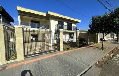 Imagem: A casa possui 4 Dormitórios, 4 Banheiros, 4 Vagas na garagem