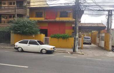 Imagem: A casa possui 3 Dormitórios, 4 Banheiros, 5 Vagas na garagem