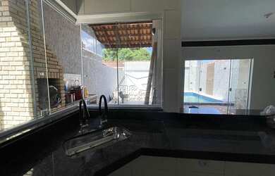 Imagem: A casa possui 3 Dormitórios, 2 Banheiros, 2 Vagas na garagem