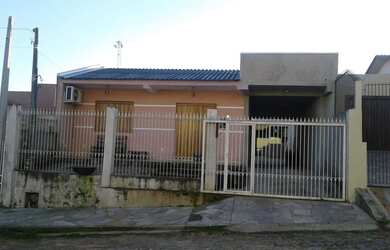 Imagem: A casa possui 2 Dormitórios, 2 Banheiros, 3 Vagas na garagem