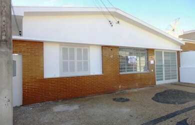 Imagem: A casa possui 2 Dormitórios, 1 Banheiro, 3 Vagas na garagem