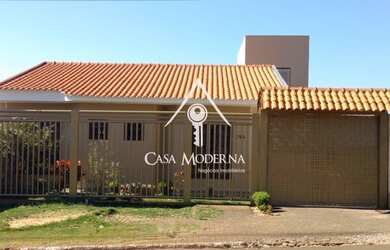 Imagem: A casa possui 3 Dormitórios, 2 Banheiros, 3 Vagas na garagem