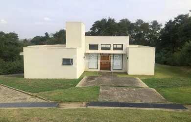 Imagem: A casa em condomínio possui 3 Dormitórios, 3 Banheiros, 356m²