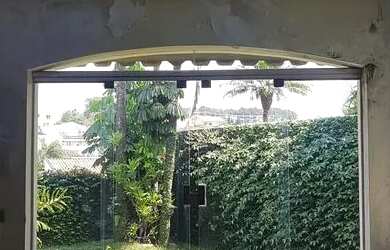 Imagem: A casa possui 3 Dormitórios, 4 Banheiros, 4 Vagas na garagem