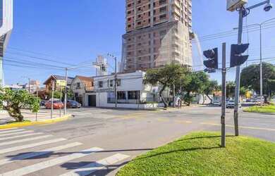 Imagem: A casa possui 5 Banheiros, 2 Vagas na garagem, 256m² de Área