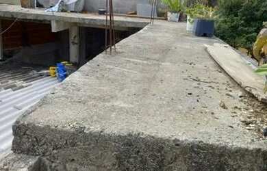 Imagem 3: Vendo um pedaço de terra de fundo com uma laje