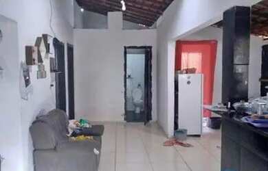 Imagem: A casa possui 2 Dormitórios, 1 Banheiro, 1 Vaga na garagem