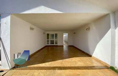 Imagem: A casa possui 3 Dormitórios, 3 Banheiros, 2 Vagas na garagem