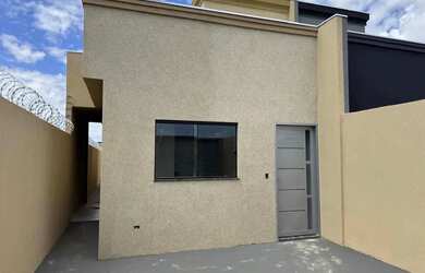 Imagem: A casa possui 2 Dormitórios, 1 Banheiro, 2 Vagas na garagem