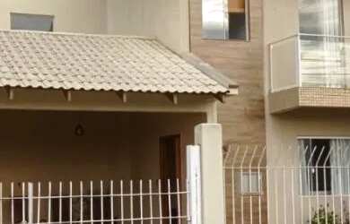 Imagem: A casa possui 3 Dormitórios, 3 Banheiros, 2 Vagas na garagem