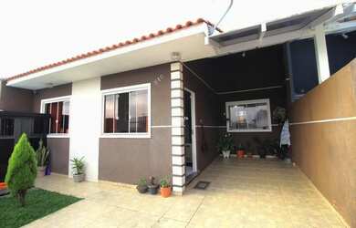 Imagem: A casa possui 2 Dormitórios, 1 Banheiro, 2 Vagas na garagem