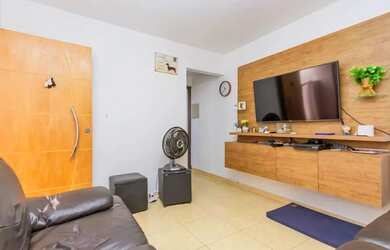 Imagem: A casa possui 3 Dormitórios, 1 Banheiro, 2 Vagas na garagem