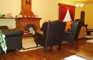 Imagem: A casa em condomínio possui 5 Dormitórios, 4 Banheiros, 5