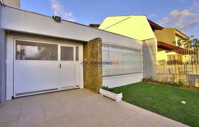 Imagem: A casa possui 5 Dormitórios, 5 Banheiros, 5 Vagas na garagem