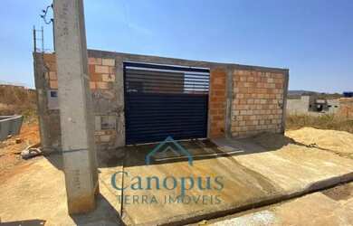 Imagem: A casa possui 2 Dormitórios, 2 Banheiros, 3 Vagas na garagem