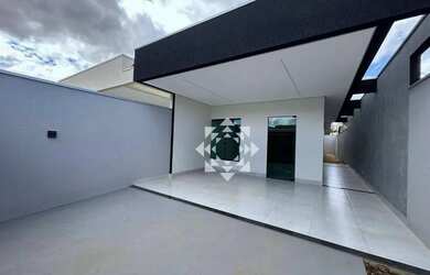 Imagem: A casa possui 3 Dormitórios, 3 Banheiros, 2 Vagas na garagem