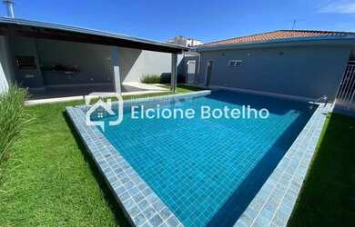 Imagem: A casa possui 4 Dormitórios, 1 Banheiro, 4 Vagas na garagem