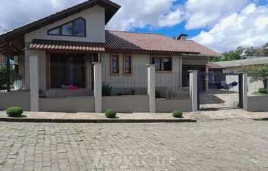 Imagem: A casa possui 2 Dormitórios, 3 Banheiros, 3 Vagas na garagem