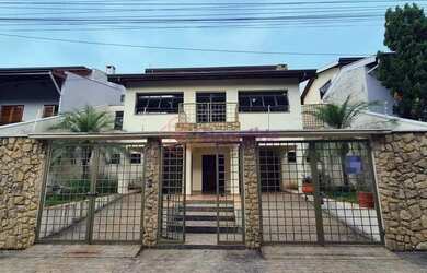 Imagem: A casa possui 3 Dormitórios, 3 Banheiros, 4 Vagas na garagem