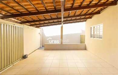 Imagem: A casa possui 3 Dormitórios, 2 Banheiros, 2 Vagas na garagem