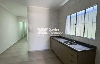 Imagem: A casa possui 2 Dormitórios, 2 Banheiros, 2 Vagas na garagem