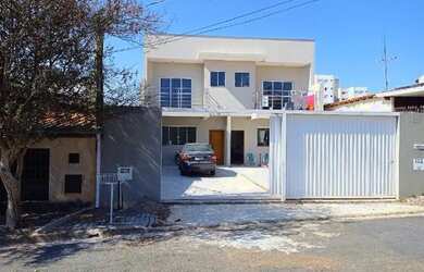 Imagem: A casa possui 3 Dormitórios, 3 Banheiros, 2 Vagas na garagem