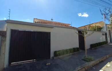 Imagem: A casa possui 4 Dormitórios, 3 Banheiros, 3 Vagas na garagem