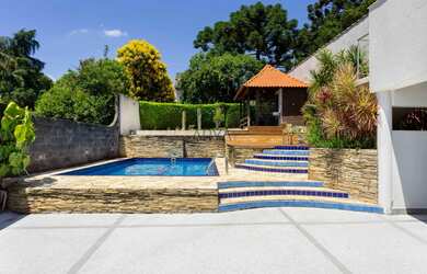 Imagem: A casa possui 4 Dormitórios, 5 Banheiros, 5 Vagas na garagem