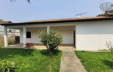 Imagem: A casa possui 3 Dormitórios, 1 Banheiro, 4 Vagas na garagem