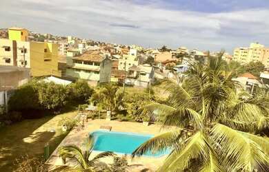 Imagem: A casa possui 4 Dormitórios, 5 Banheiros, 3 Vagas na garagem