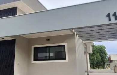 Imagem: A casa em condomínio possui 3 Dormitórios, 1 Banheiro, 2 Vagas