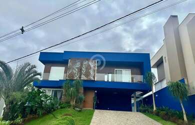 Imagem: A casa em condomínio possui 4 Dormitórios, 5 Banheiros, 2