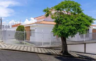 Imagem: A casa possui 5 Dormitórios, 4 Banheiros, 5 Vagas na garagem