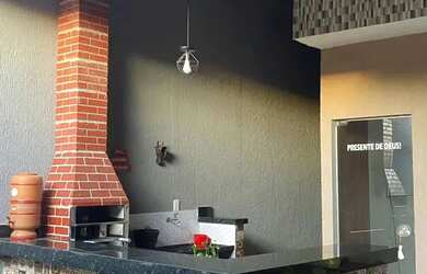 Imagem: A casa possui 2 Dormitórios, 2 Banheiros, 1 Vaga na garagem