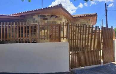 Imagem: A casa possui 3 Dormitórios, 2 Banheiros, 2 Vagas na garagem