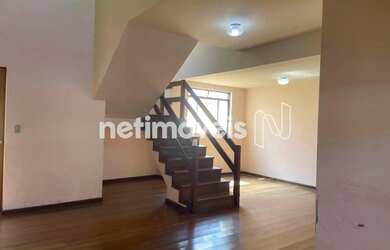 Imagem: A casa possui 4 Dormitórios, 5 Banheiros, 4 Vagas na garagem