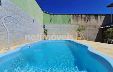 Imagem: A casa possui 3 Dormitórios, 4 Banheiros, 1 Vaga na garagem