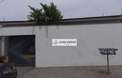 Imagem: A casa possui 4 Dormitórios, 3 Banheiros, 3 Vagas na garagem