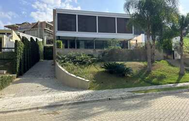 Imagem: A casa em condomínio possui 4 Dormitórios, 5 Banheiros, 4